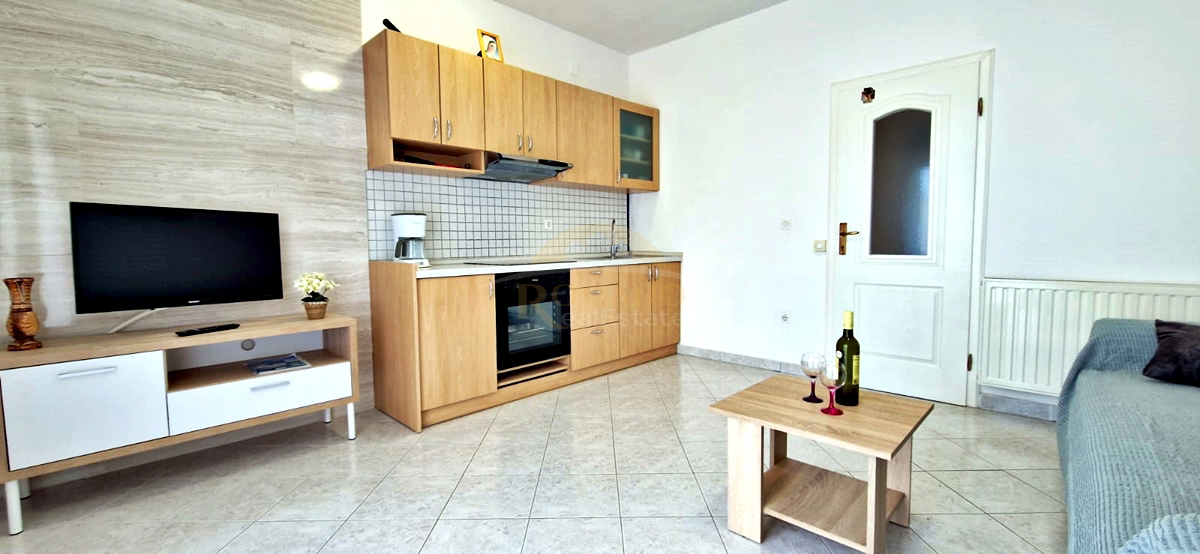 Casa con appartamenti a Okrug Gornji/Čiovo, seconda fila dal mare - 5 appartamenti